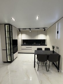 Нова стильна квартира, з каміном, та гардеробною, керамоблок