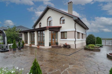 Продам семейный дом с баней и участком 15 соток Павленки Новые дома