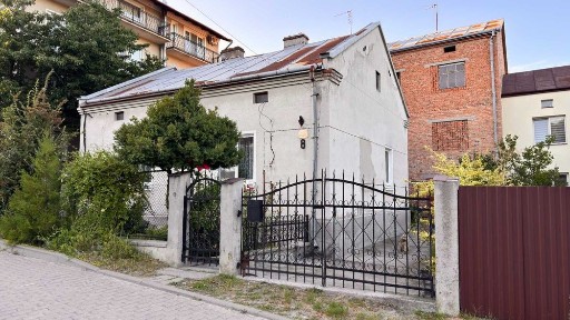 Продаж двох будинків площею більше 435 кв. м на вул. Січнева 8