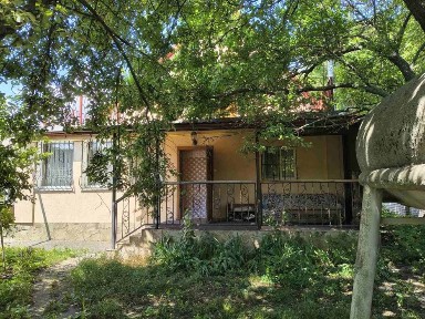 Чудовий заміський будинок поруч з містом