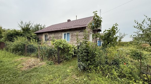 Продам будинок в жилому стані з землею, в 20 км від Млинова та 30 км від Луцька.
