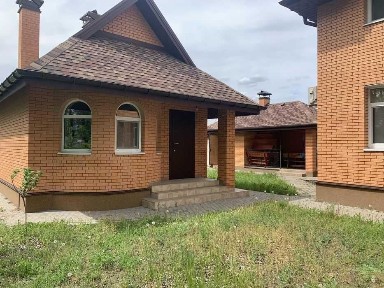 Заміський будинок біля річки з виходом на пляж