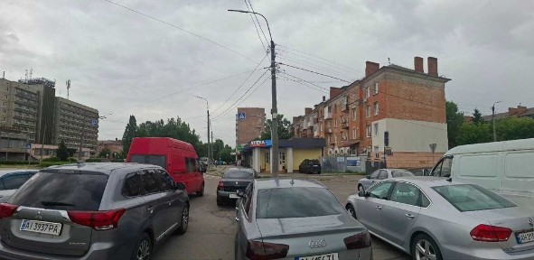 Приміщення з окремим входом та вітражними вікнами в районі Клініки