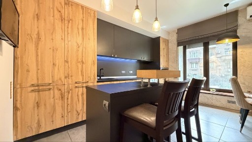 Простора 2х кімн. кв. 67 м² (в р-ні Миру)