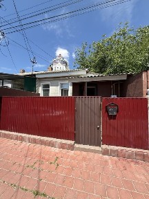 Продам 1 кімнатну частину будинку в центрі міста. Окремий двір
