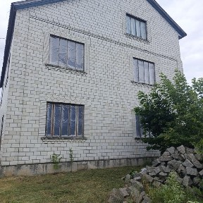 Продається двух поверховий будинок в селі Пилипівка.