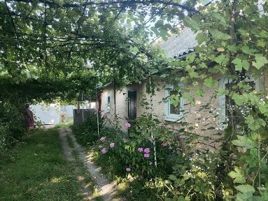 Хата, гараж, земля 13 соток