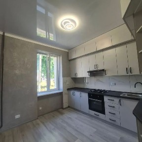 Двокімнатна високогабаритнв квартира в спальному районі міста!