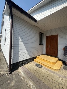 Будинок з великою земельною ділянкою