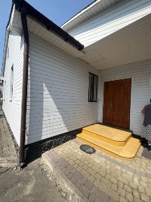 Будинок з великою земельною ділянкою