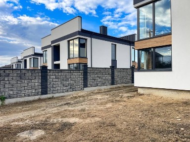 Продам дуплекс на Щасливому з ділянкою 3,3 сот та внутрішніми роботами