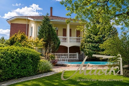 Продаж просторого триповерхового будиноку загальною площею 430 м², 15 соток у престижному передмісті Києва - селі Лісники.