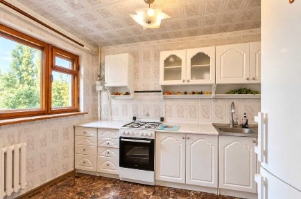 Продам уютную 3 комн. кв. средний этаж ул. Небесной сотни\линия 13 трамвая