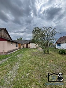 Продається будинок у затишному районі.