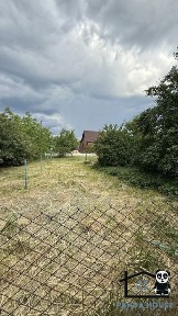 Продається просторий будинок у затишному районі.