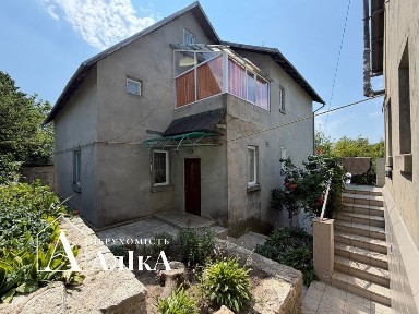 Продам великий будинок з ставком біля міста!