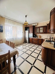Продам двох поверховий будинок у Луці Мелешківській