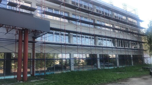Продається частина будівлі з великою стоянкою