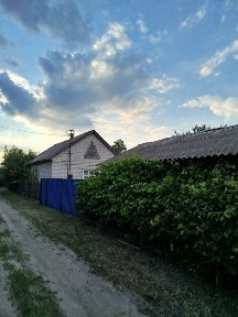 Продаж житлового будинку з господарськими будівлями на приватизованій земельній ділянці розміром 20 соток з молодим садком та виноградником