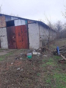 Капітальний свинарник з великим ангаром.