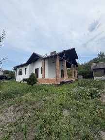 Просторий будинок з терасою