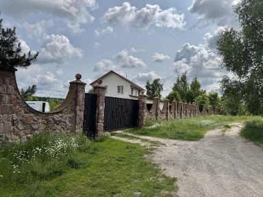 Просторий маєток з басейном - ідеальний варіант для родини чи бізнесу!