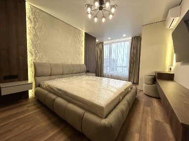 Продам шикарну, 3-кімнатну квартиру біоя міського озера !
