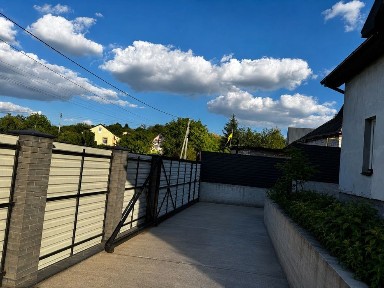 Пропонується до продажу будинок, який будувався для себе, без економії на матеріалах та конструкціях.