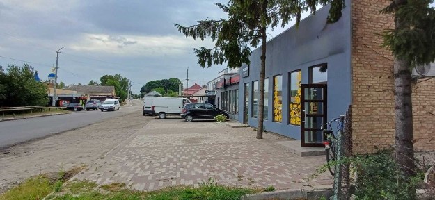 Здам комерційне приміщення площею 35 м² у торговій зоні: людний потік, автостанція поруч, зручна парковка для клієнтів.