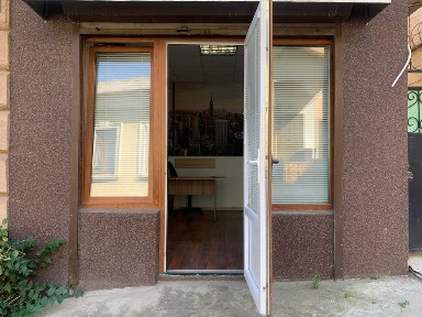 Продається компактне фасадне приміщення в центрі біля будинку-корабля