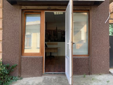 Продається компактне фасадне приміщення в центрі біля будинку-корабля