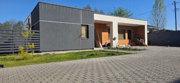 Автономний будинок 118м² біля Києва: генератор, сонце, батарея