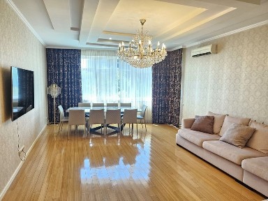Печерск. Старонаводницкая 6б 3-х комнатная квартира с ремонтом. Царское Село