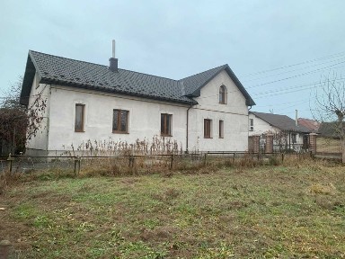 Продається будинок у центрі Микитинців, 12 соток, гараж, літня кухня.