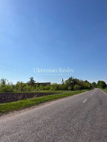 Продаж цілісного майнового комплексу загальною площею 3048 м² + ділянка 3.7 га. Колишній тракторний стан.