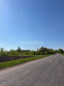 Продаж цілісного майнового комплексу загальною площею 3048 м² + ділянка 3.7 га. Колишній тракторний стан.