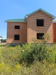 Продаж великого будинку без внутрішніх робіт в передмісті