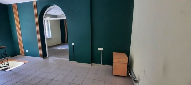 Здається приміщення по центр. дорозі по вул. Галицька, фасадний вхід та вікна.
