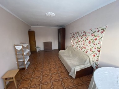 Продаж 2 км. квартири, центральне опалення та колонка на гарячу воду.