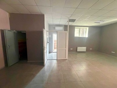 Продается коммерческое помещение в новом доме.