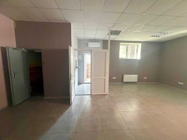 Продается коммерческое помещение в новом доме.