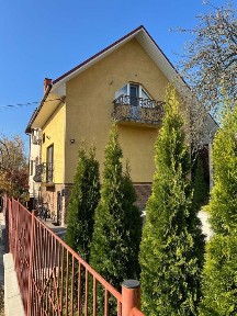 Продається 2х поверховий будинок в районі Джерельної