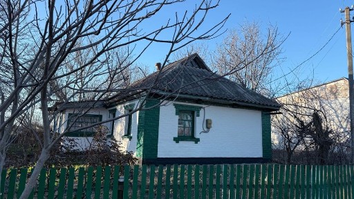 Продається будиночок в мальовничому с. Юрківка біля річки.
