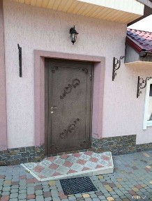 Продаж великого затишного будинку з господарськими будівлями