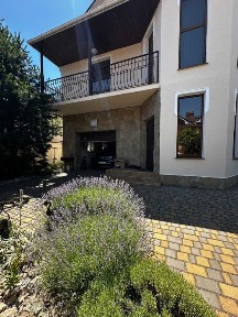 У продажу 2-х поверховий будинок в Совіньйоні.