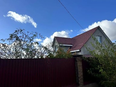 Просторий будинок в центрі села Глеваха.