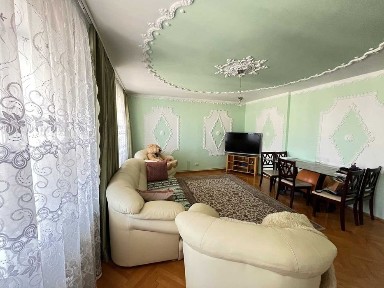 Трикімнатна квартира в центрі, вул. Медова