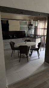 Продаж будинка з критим басейном, сауною та гаражем