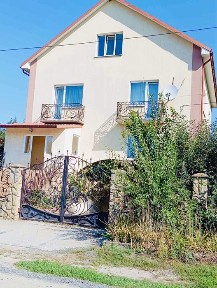 Продаж добротного цегляного будинку