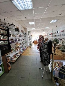 Продаж комерційного приміщення з приватизованою землею